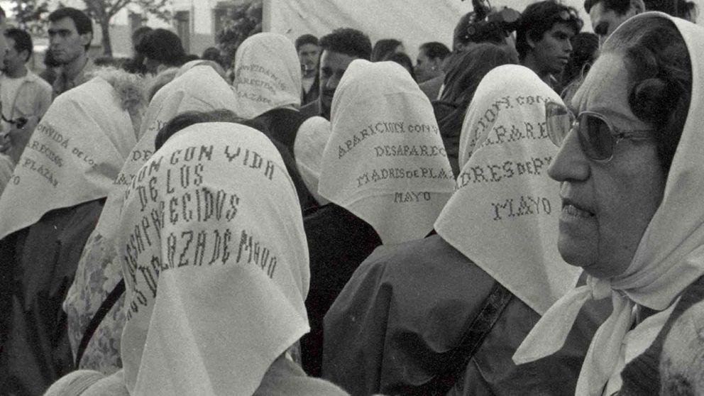 Hace 46 a�os que las Madres de Plaza de Mayo dieron la primera vuelta alrededor de la Pir�mide de Mayo