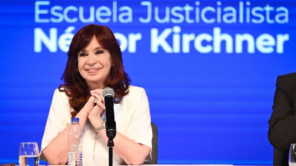 Cristina no dio indicios en contra de una candidatura suya al pedirle a la militancia que "no se hagan los rulos".