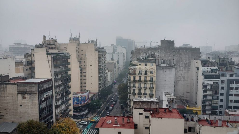 Los edificios a lo largo de la Avenida Corrientes apenas son visibles a dos cuadras de distancia