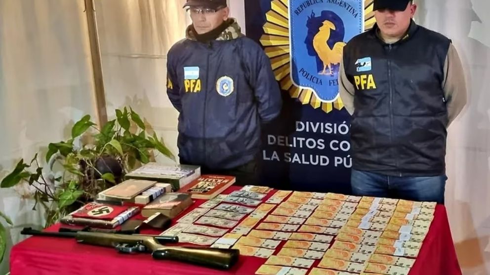Allanaron un "museo nazi" dentro de un estudio jurídico tras investigar un caso de explotación sexual .