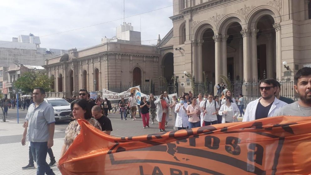 Profesionales de la salud de La Rioja reclaman por una mejora en sus salarios.