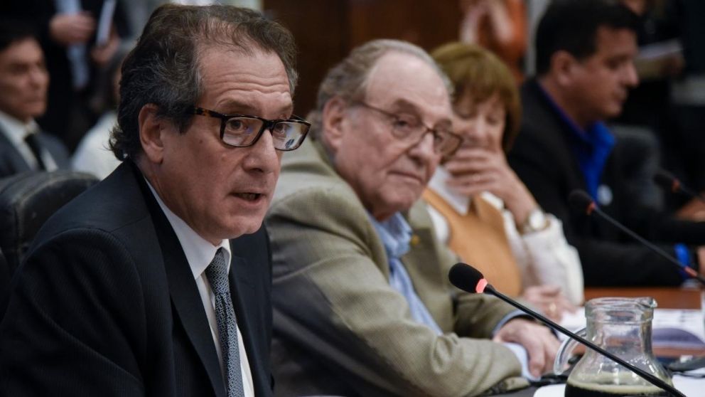 La intervención para que la brecha no llegue al 100% golpeó a los bonos