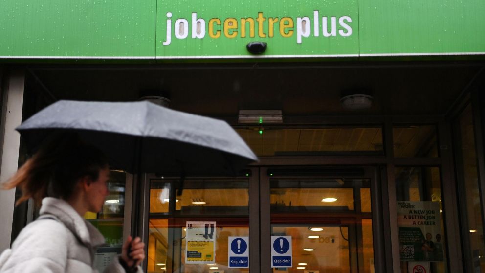 El número de vacantes de empleo cayó en 47.000 a 1,105 millones en territorio británico