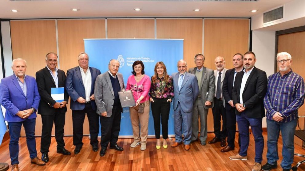 El convenio de Comercio, firma de las actas con la ministra Kelly Olmos