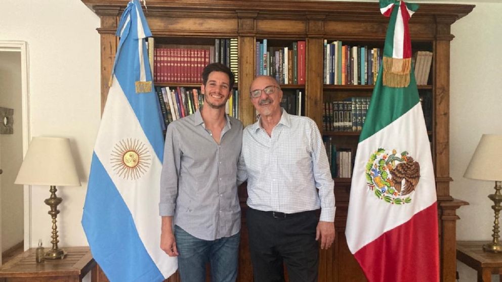 Matías Maito, investigador de la Unsam y el embajador Carlos Tomada en México