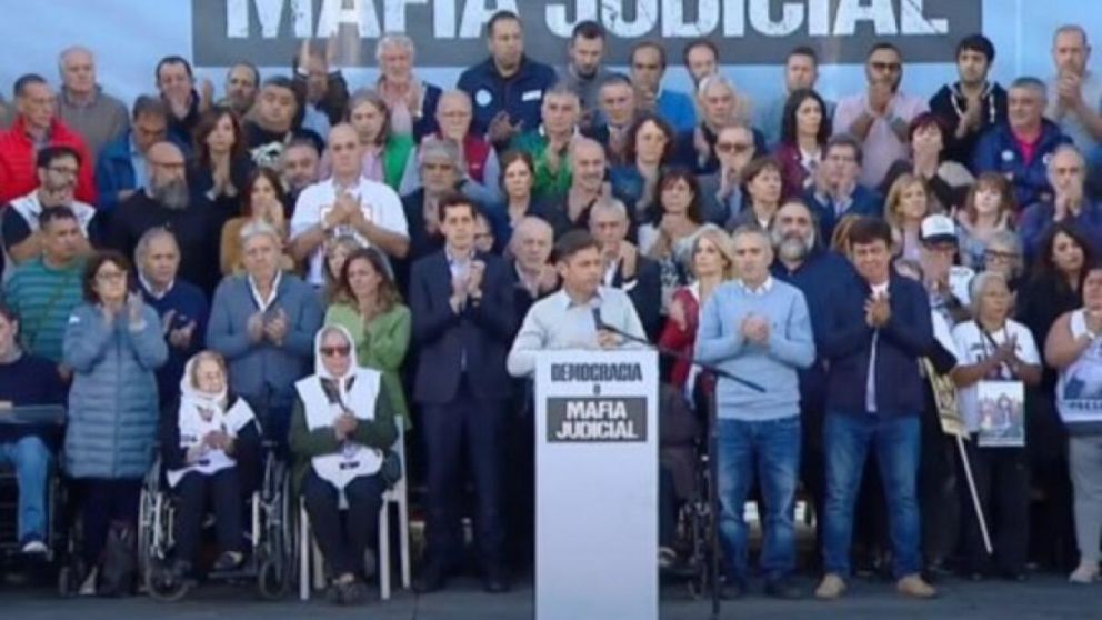 En una masiva movilización, el kirchnerismo exigió el fin de proscripción contra Cristina Kirchner.