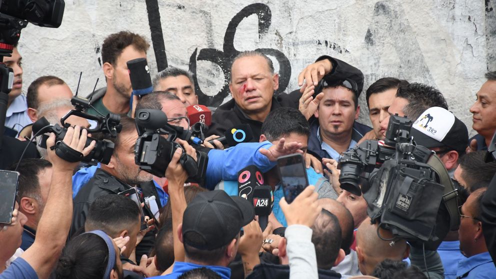 Sergio Berni recibió múltiples fracturas faciales tras los golpes y piedrazos