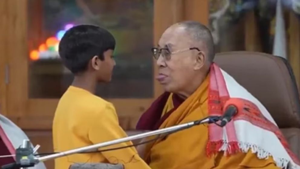 Dalai Lama le pide a menor de edad que le chupe la lengua