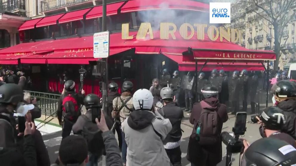 Grupos violentos atacaron el restaurante La Rotonde en el bulevar de Montparnasse, un lugar simbólico para Macron