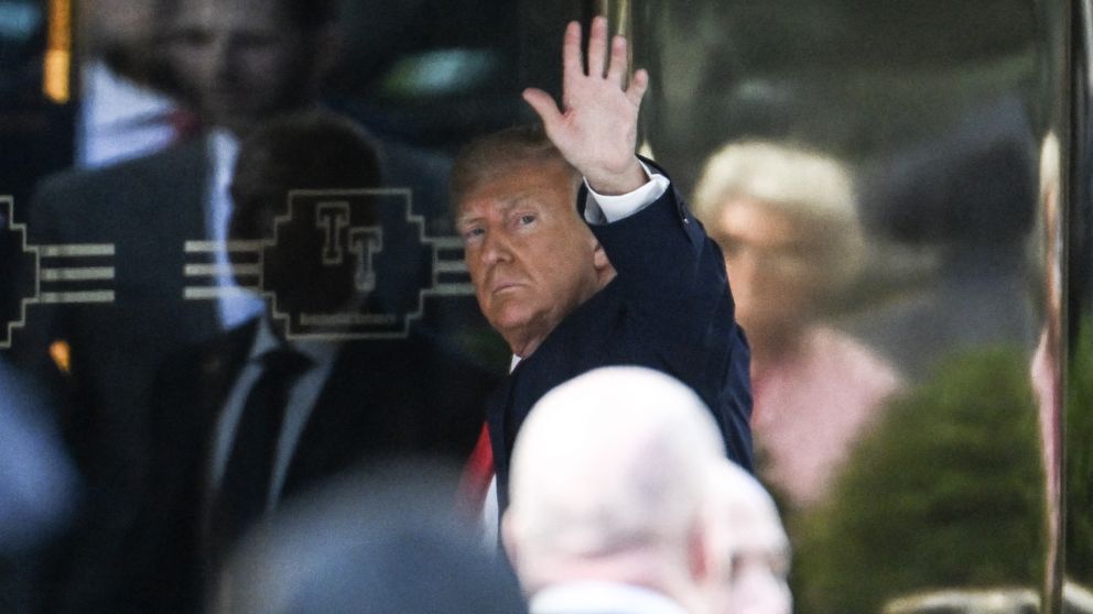 Donald Trump se mostró nervioso en la comparecencia
