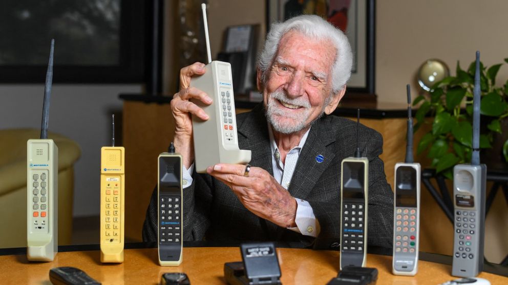 Martin Cooper con los teléfonos