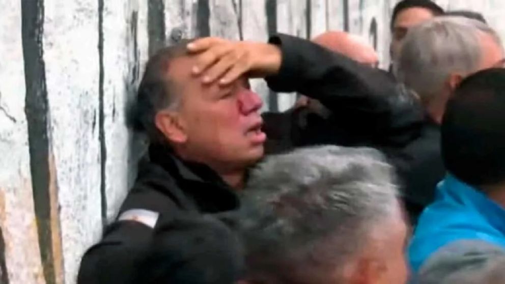 Sergio Berni fue agredido a piñas y piedrazos en la protesta de colectiveros de la UTA