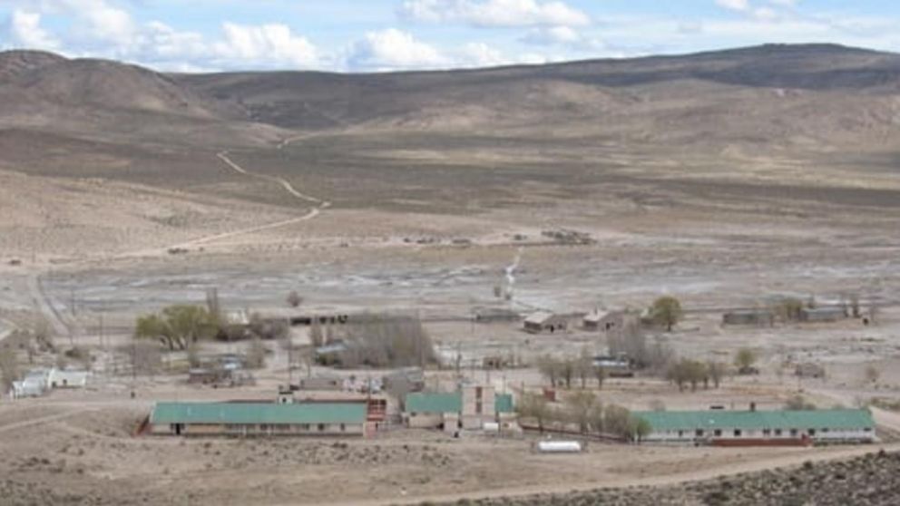 Las más considerables tienen lugar en Ingeniero Jacobacci, donde se asienta el proyecto Calcatreu, vinculado al oro y a la plata, y en Valcheta, con la iniciativa llamada Amarillo Grande,