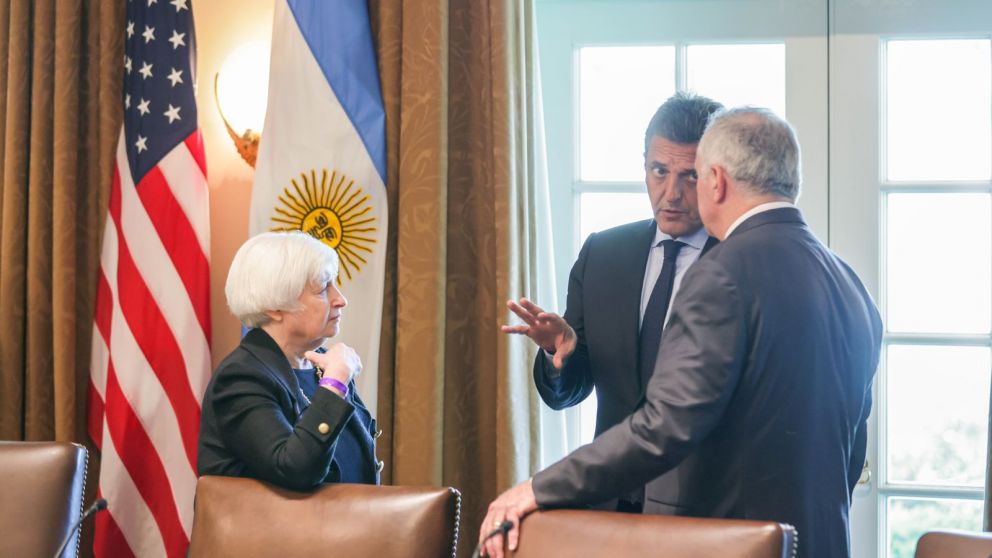 Massa con Janet Yellen, Secretaria del Tesoro y Marc Stanley, embajador de EEUU en Argentina en la Casa Blanca tras la reunión con Joe Biden