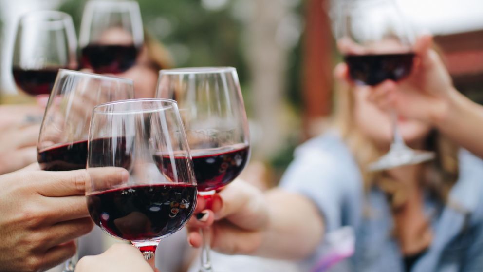 Tomar alcohol en cantidades moderadas no hace bien ni mal