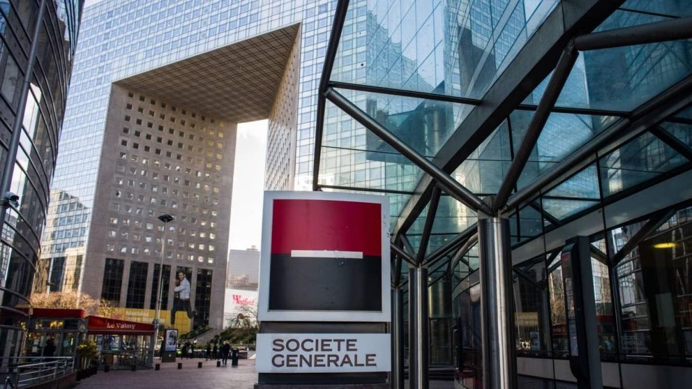 La operación de registro en París y en el distrito financiero de La Defense movilizó a unos 150 inspectores