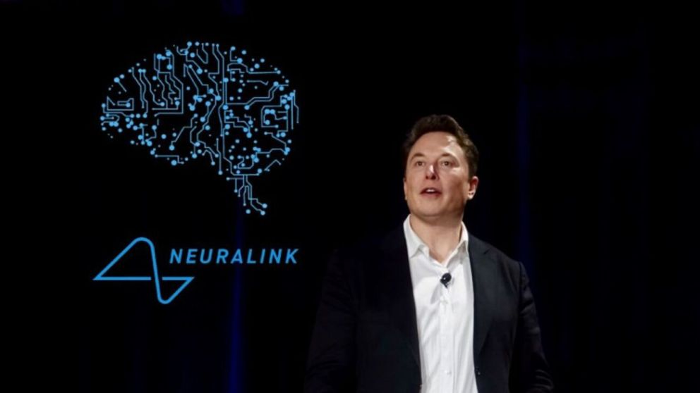 Elon Musk corre contra su propia promesa de implantar chips en humanos