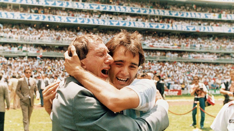 Proyectarán la docuserie "El doctor del fútbol" en homenaje a Carlos Bilardo
