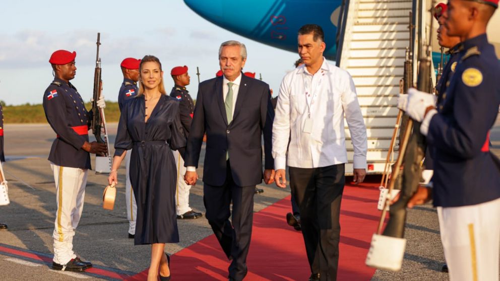 Alberto Fernández, junto Fabiola Yañez en República Dominicana