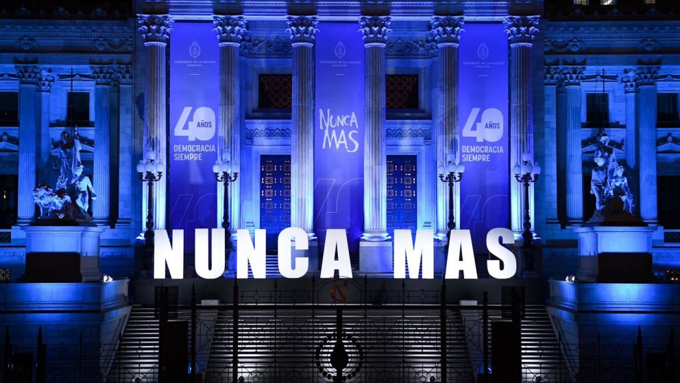 El Congreso se iluminó por el Día Nacional de la Memoria