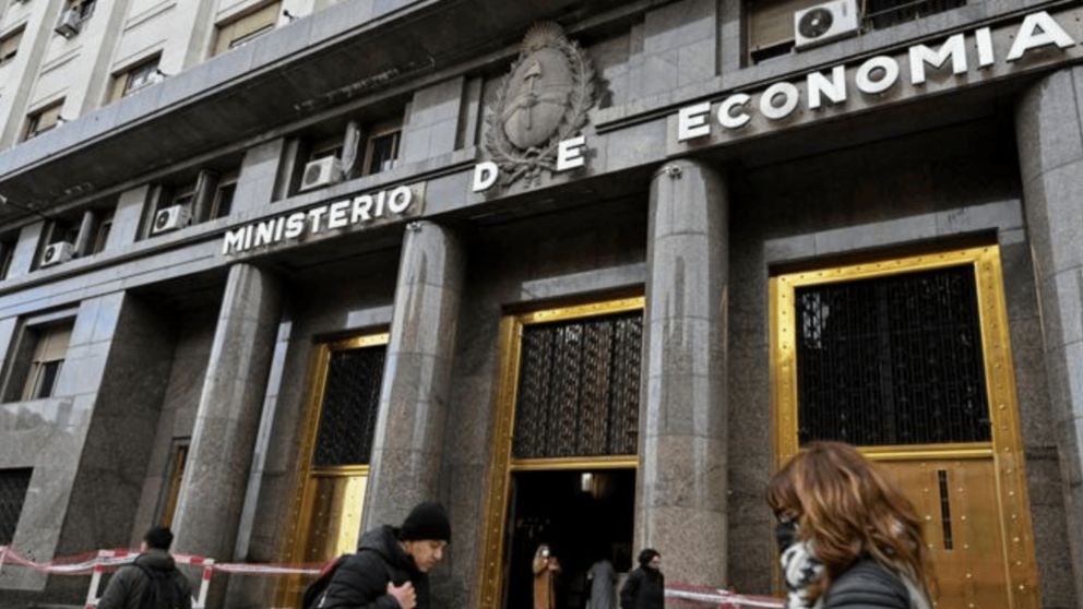 El mercado le renovó a Massa toda la deuda del mes y le prestó 50.000 millones más