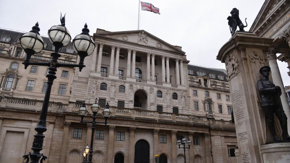El Banco de Inglaterra imita a la Fed y al BCE y vuelve a subir las tasas