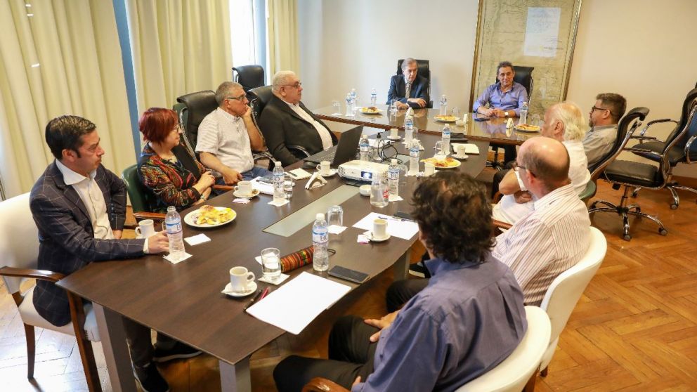 Mesa de análisis social y económico en la sede gremial de los ferroviarios