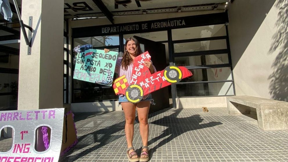 Valentina, de 23 años, es la primera ingeniera aeroespacial del país