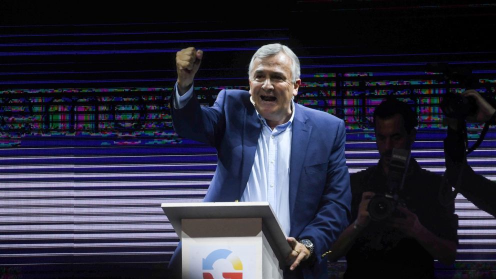 Morales lanzó su candidatura con promesas de orden y un amplio respaldo del radicalismo y Elisa Carrió
