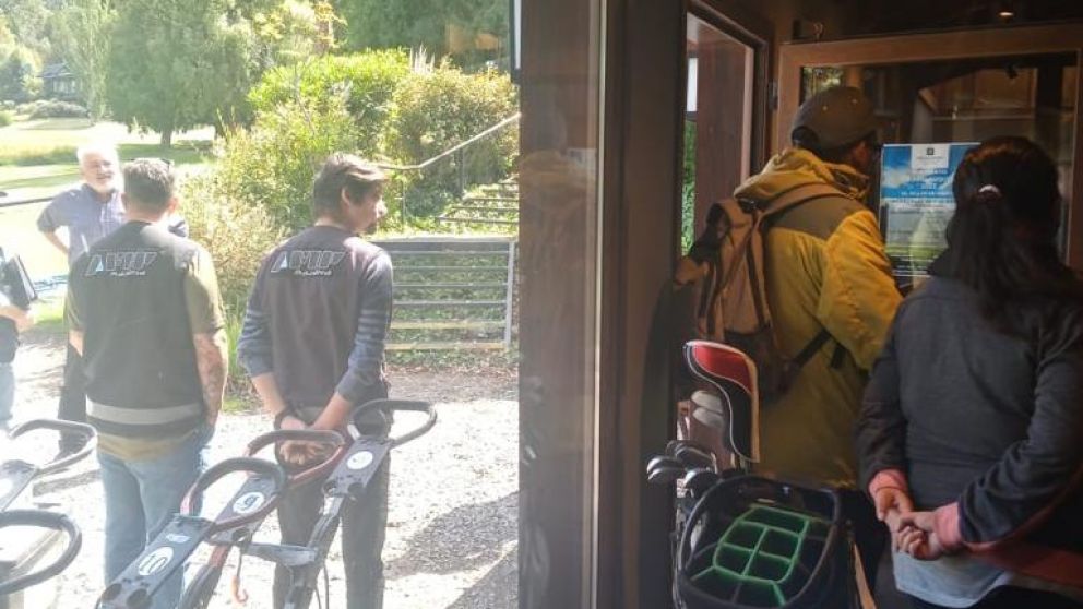 La Aduana allanó un local de golf en un country y descubrió mercadería irregular por 30 mil dólares