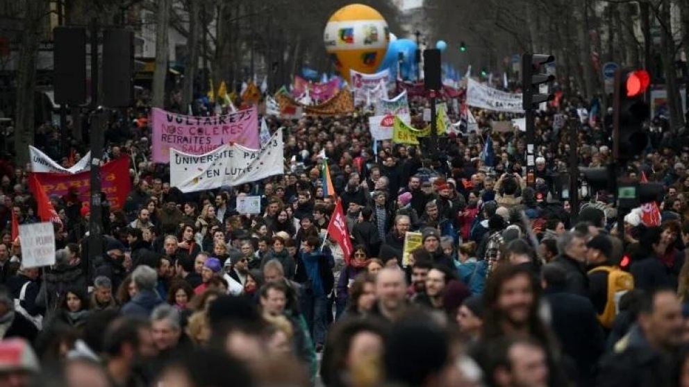 Según los sondeos, dos de cada tres franceses se oponen al plan del Ejecutivo