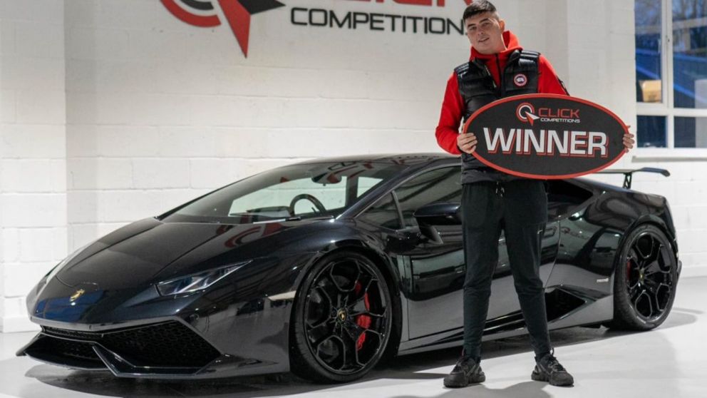 El joven junto a su auto Lamborghini Huracán