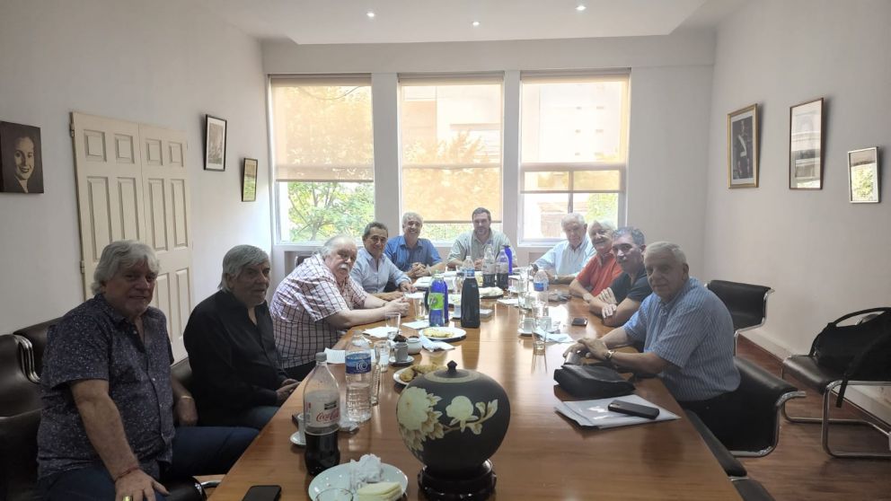 Dirigentes de la CGT, el titular de la CATT Sergio Sasia y otros junto a Pereyra