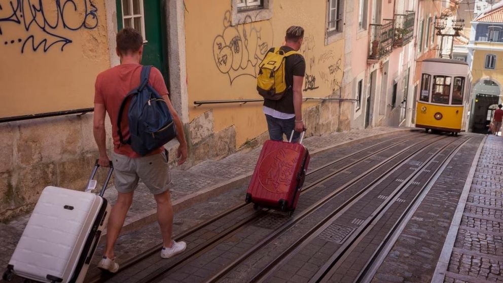 Se penalizaría o gravarían a los servicios de alojamiento local para turistas