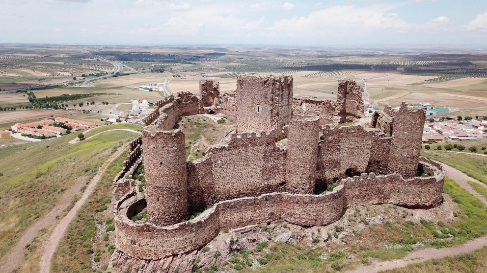 El castillo está ubicado a 20 kilómetros de la capital provincial, Toledo