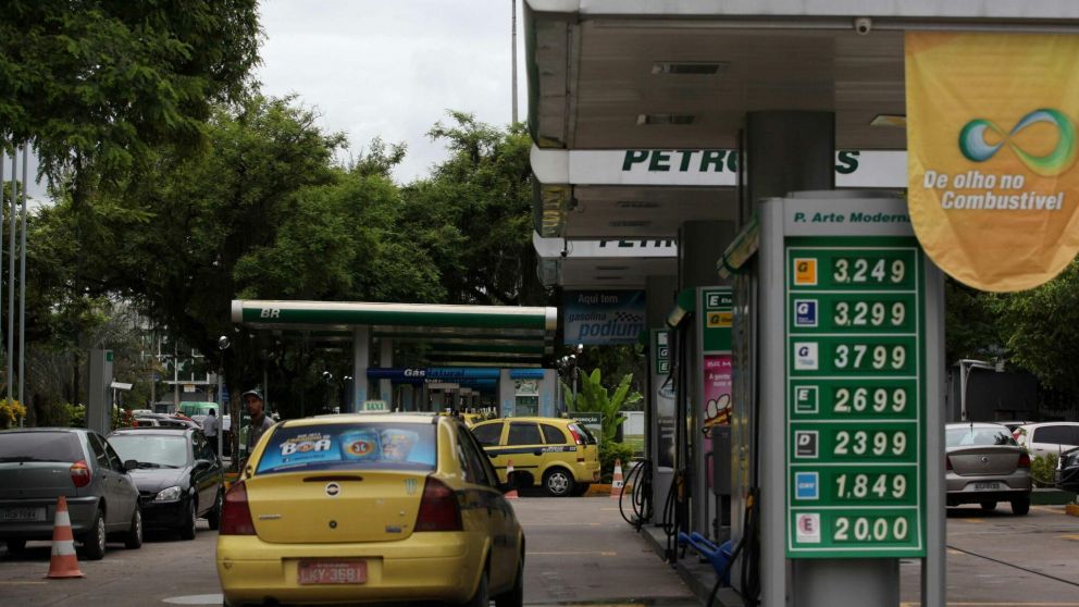 El aumento será 0,68 reales por litro en las estaciones de servicio, según estimaciones privadas