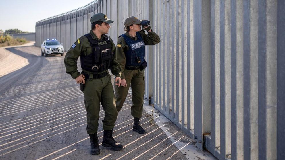 "La valla es necesaria y se completar� a lo largo de toda la frontera" dijo Notis Miratakis, ministro de Migraci�n y Asilo griego