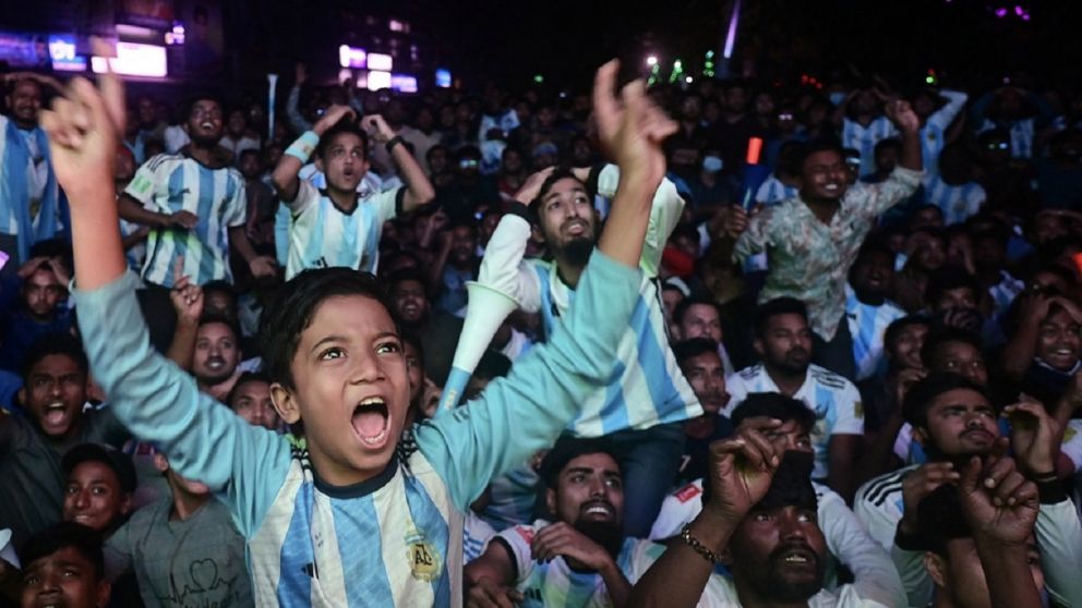 Mundial Qatar 2022: Bangladesh se tiñó de celeste y blanco para celebrar el triunfo de Argentina