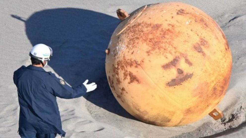 Bola gigante en playa de Japón