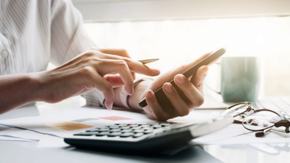 El gasto sorprendió y el rojo ya consumió la mitad de la meta del FMI