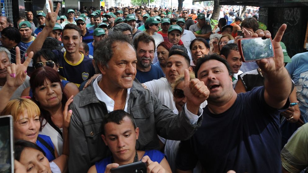 Con una foto de campaña, Scioli volvió al ruedo
