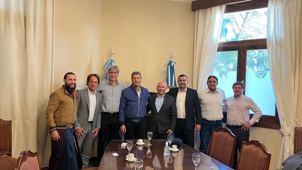 El contador Olmos y el gobernador Uñac encabezaron la reunión, junto a funcionarios y directivos del Grupo Olmos