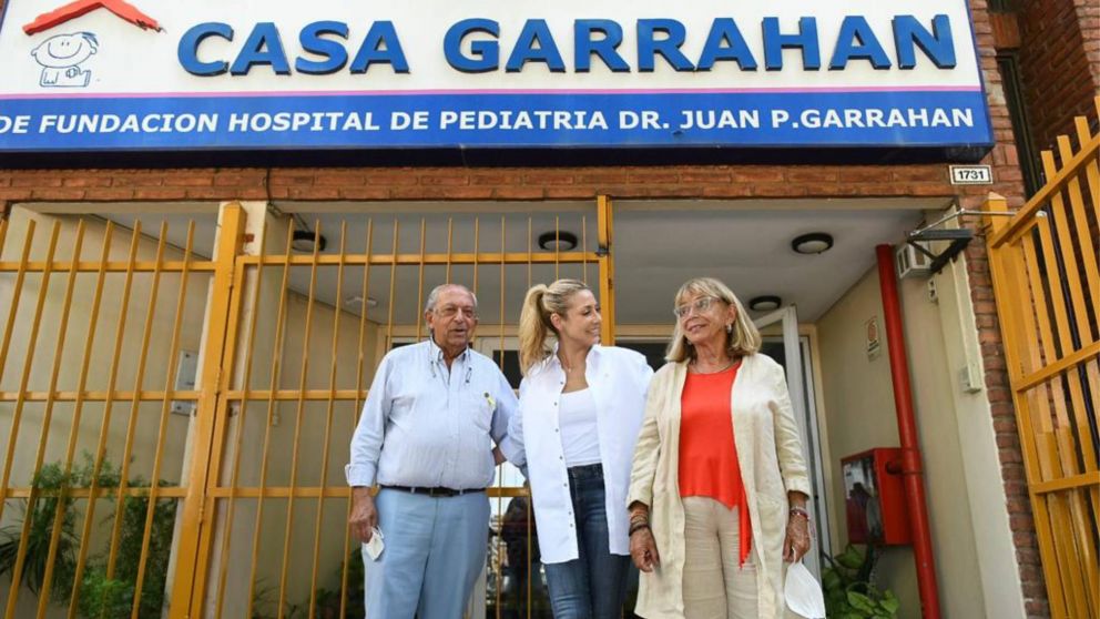 Fabiola Yáñez visitó a los niños y niñas de la Casa Garrahan para acompañarlos y entregarlos útiles escolares.