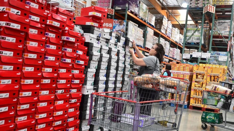 Las ventas al por menor son principalmente de bienes y no se ajustan a la inflación.