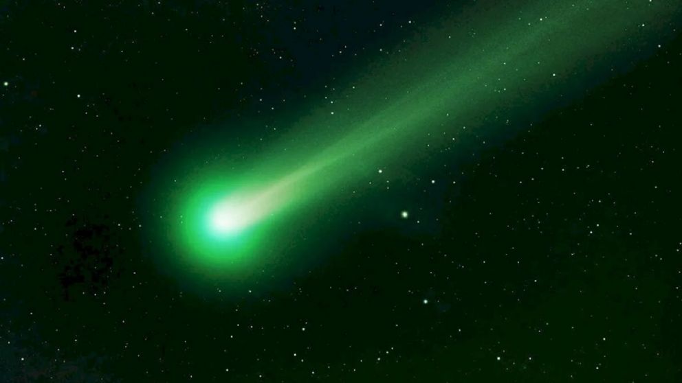 Se lo denomina cometa verde por su composición química: dicarbos y cyanogen