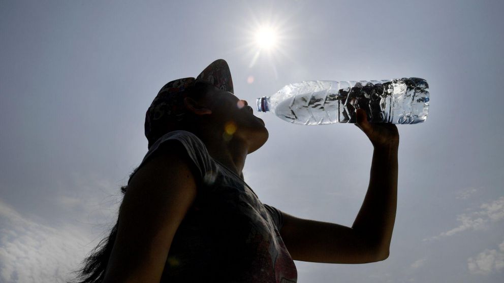 Hidratarse y beber agua constantemente son las principales recomendaciones para evitar la ola de calor