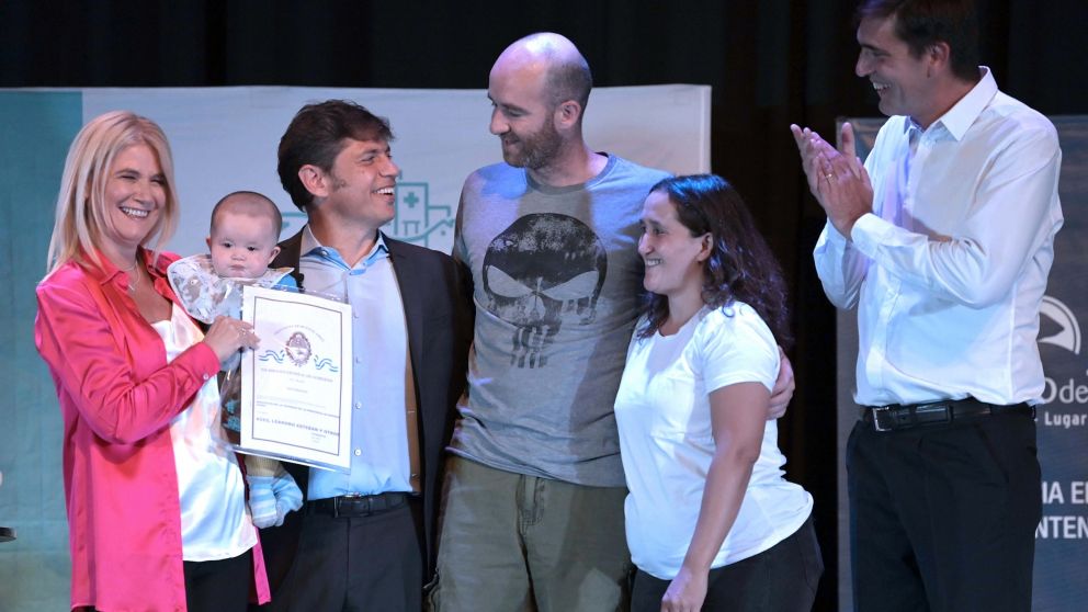 Magario y Kicillof, en Tandil, también entregaron escrituras