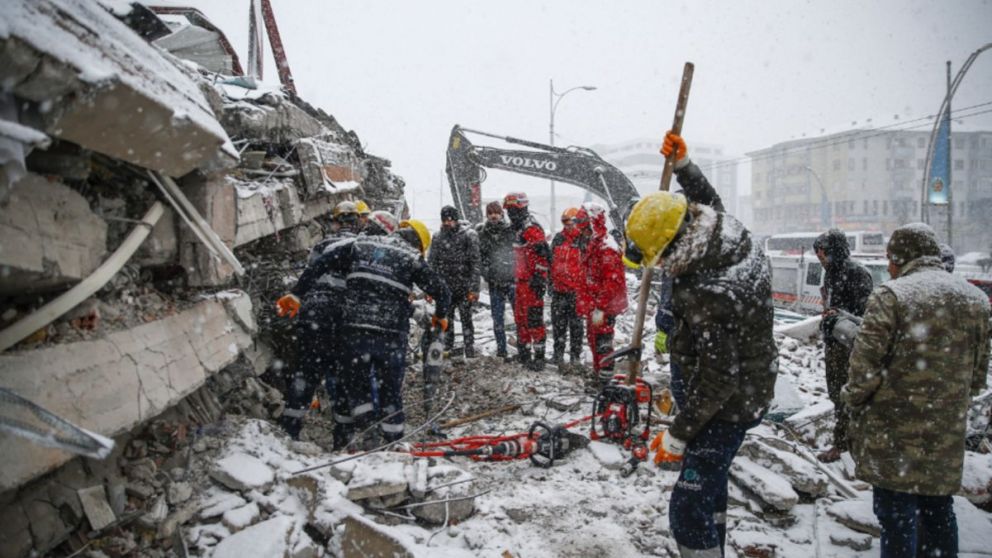 El invierno complica a las personas atrapadas entre los escombros