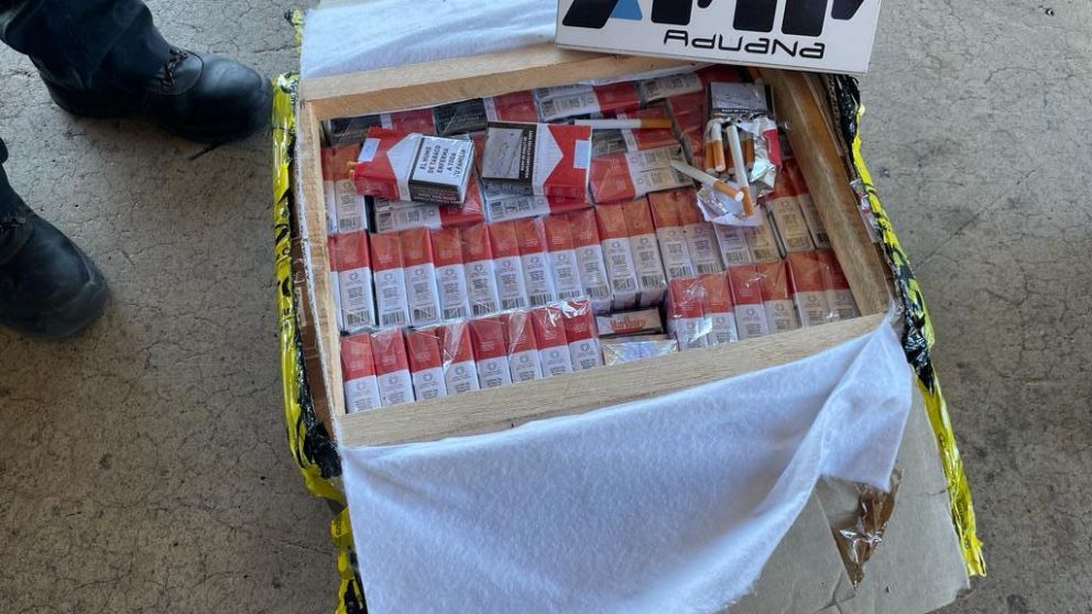 Fingían enviar pufs a Australia, pero vendían humo: la Aduana detectó casi 4 mil atados de cigarrillos ocultos en los muebles