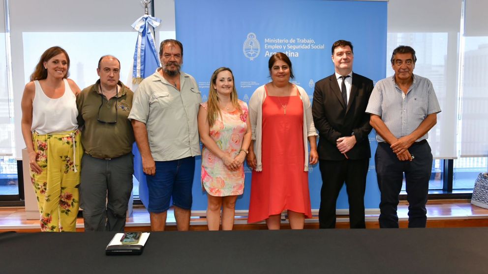Gremios y el Gobierno firmaron el acuerdo en el ministerio de Trabajo en la tarde de este lunes